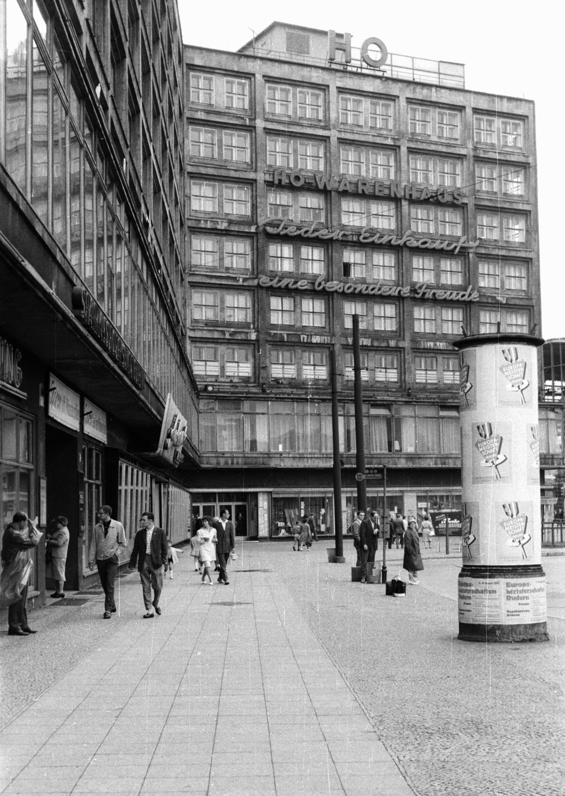 Germany, Berlin, Kelet-Berlin, Alexanderplatz, Alexanderhaus., 1962, Nagy Gyula, ad pillar, GDR, East-Berlin, modern architecture, Peter Behrens-design, Fortepan #50878
