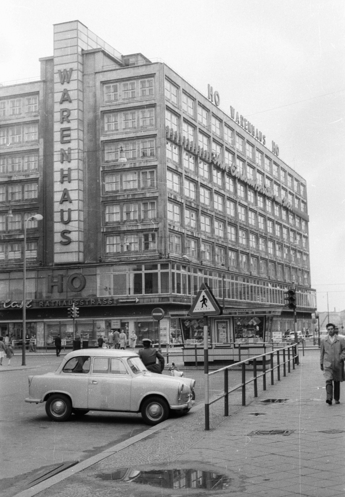 Németország, Berlin, Kelet-Berlin, Alexanderplatz, Alexanderhaus., 1962, Nagy Gyula, német gyártmány, Trabant-márka, utcakép, NDK, áruház, Trabant 500, Kelet-Berlin, modern építészet, Peter Behrens-terv, Fortepan #50879