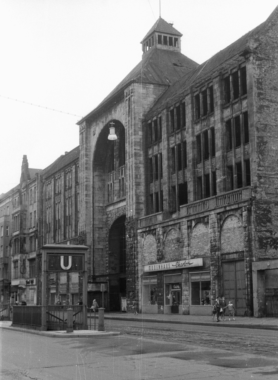 Germany, Berlin, Kelet-Berlin, Friedrichstrasse, Kunsthaus Tacheles (azelött Haus der Technik, eredetileg Friedrichstrassepassage)., 1962, Nagy Gyula, GDR, damaged building, East-Berlin, subway station, Fortepan #50883