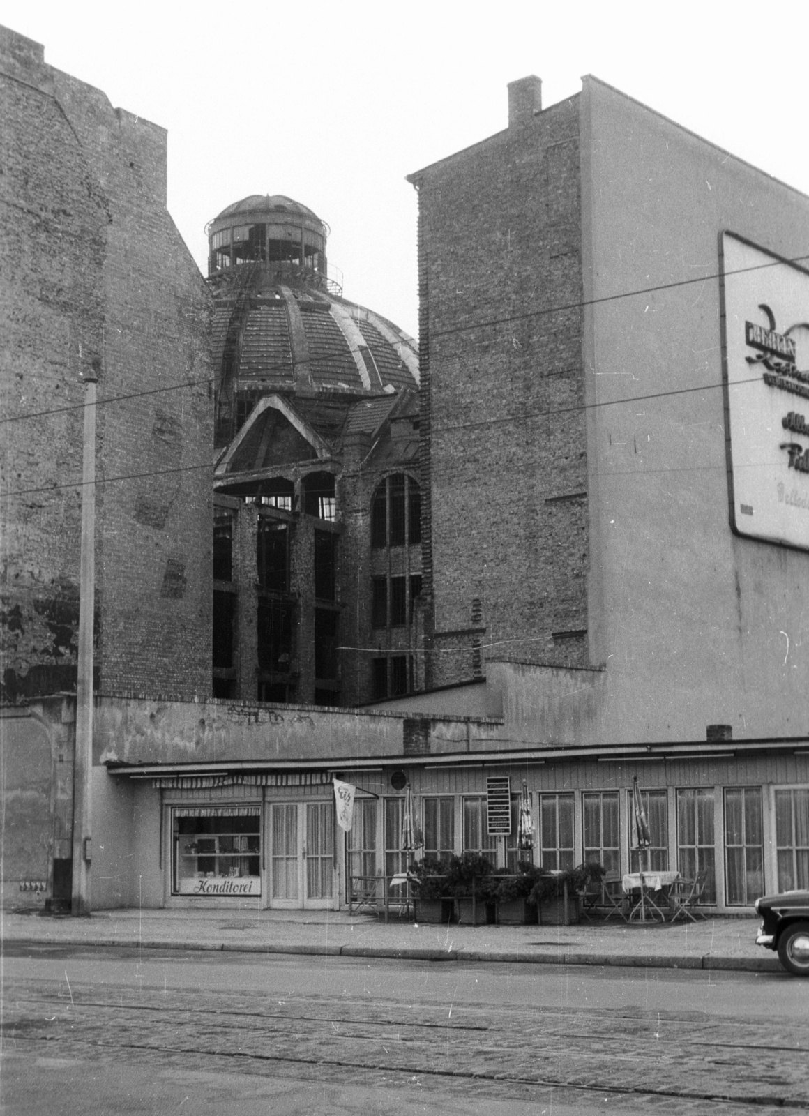 Germany, Berlin, Kelet-Berlin, Kunsthaus Tacheles (azelött Haus der Technik, eredetileg Friedrichstrassepassage) kupolája a Friedrichstrasse felől., 1962, Nagy Gyula, GDR, damaged building, East-Berlin, dome, Fortepan #50884