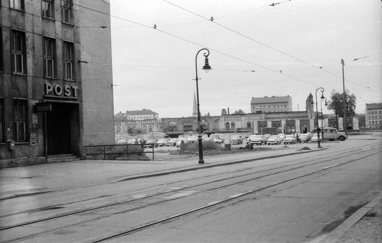 Germany, Berlin, Kelet-Berlin, Invalidenstrasse a Gartenstrasse felé nézve, szemben a bontás alatt levő Nordbahnhof, háttérben a Versöhungskirche tornya., 1962, Nagy Gyula, church, GDR, train station, post, East-Berlin, Fortepan #50890