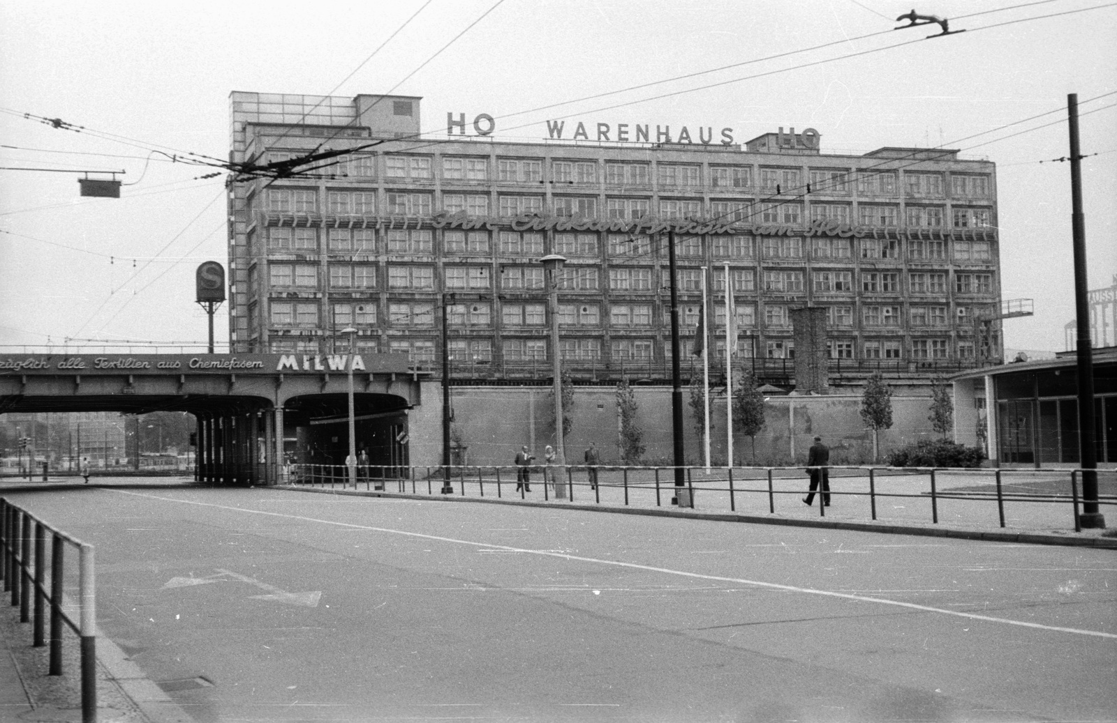 Germany, Berlin, Kelet-Berlin, Rathausstrasse, keresztben a Stadtbahn viaduktja húzódik, mögötte az Alexanderhaus látható., 1962, Nagy Gyula, GDR, East-Berlin, modern architecture, Peter Behrens-design, Fortepan #50894