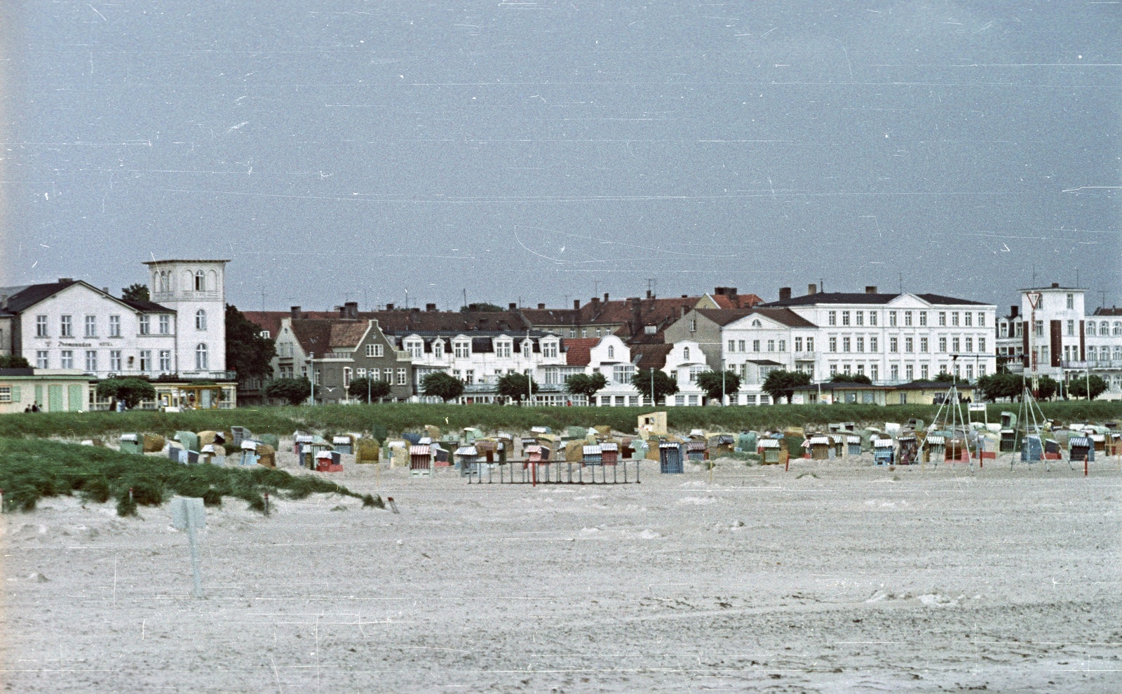 Németország, Warnemünde, Rostock, 1962, Nagy Gyula, strand, színes, NDK, ház, homok, Fortepan #50900