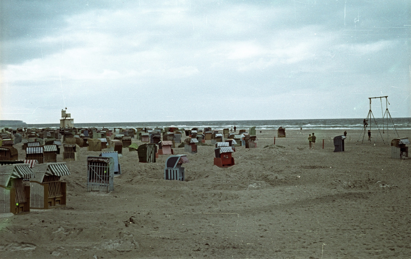 Germany, Warnemünde, Rostock, Strand., 1962, Nagy Gyula, beach, colorful, GDR, windbreak cab, Fortepan #50903