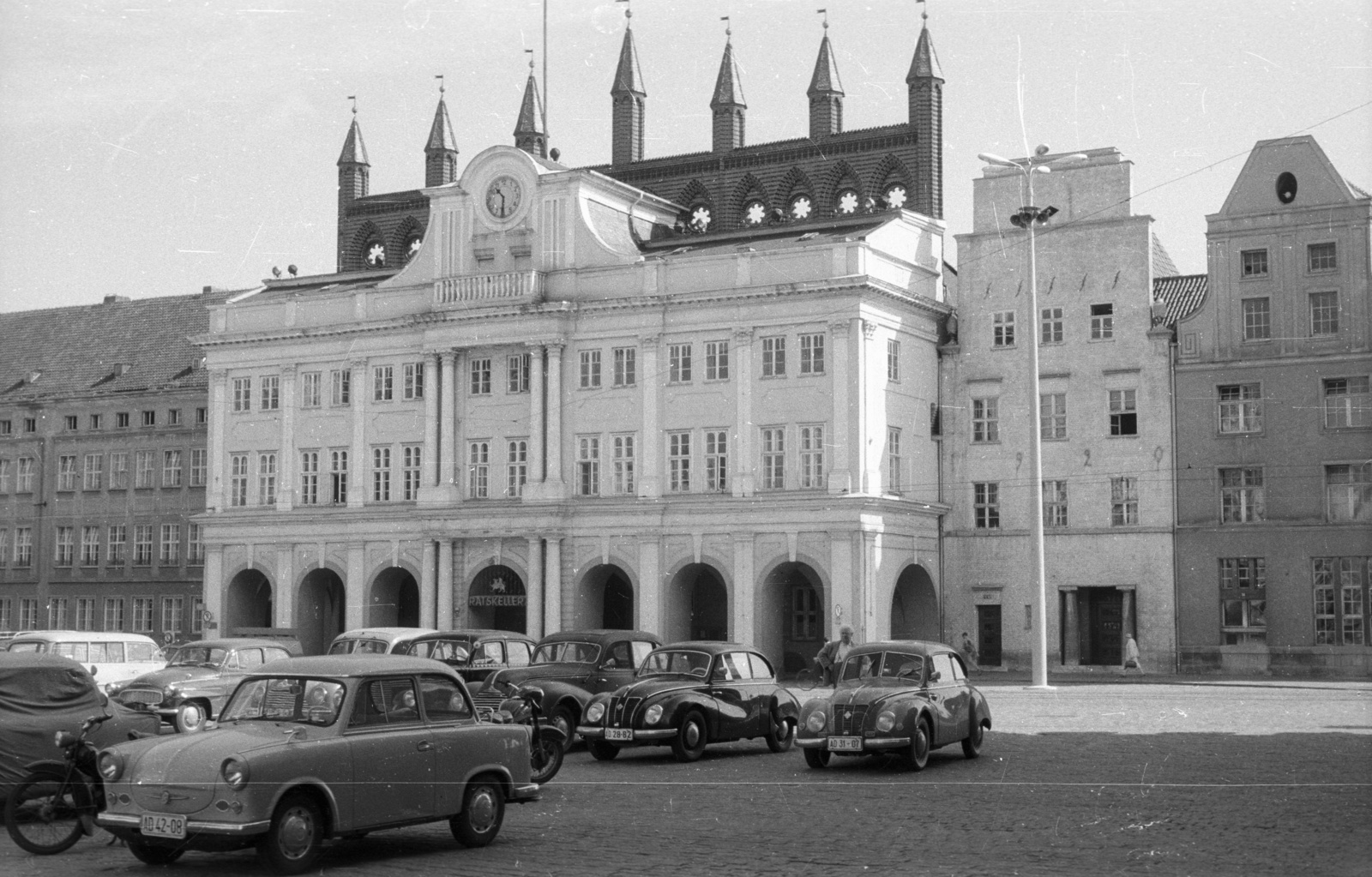 Németország, Rostock, Neuer Markt, szemben a városháza., 1962, Nagy Gyula, német gyártmány, Trabant-márka, IFA-márka, NDK, automobil, Trabant 500, IFA F9, Fortepan #50912