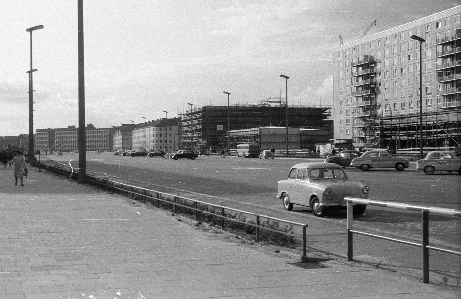Germany, Berlin, Kelet-Berlin, Karl-Marx-Allee az Alexanderstrasse felé nézve, szemben az épülő Kino International., 1962, Nagy Gyula, German brand, Trabant-brand, construction, Wartburg-brand, GDR, East-Berlin, Volkswagen Beetle, Fortepan #50922