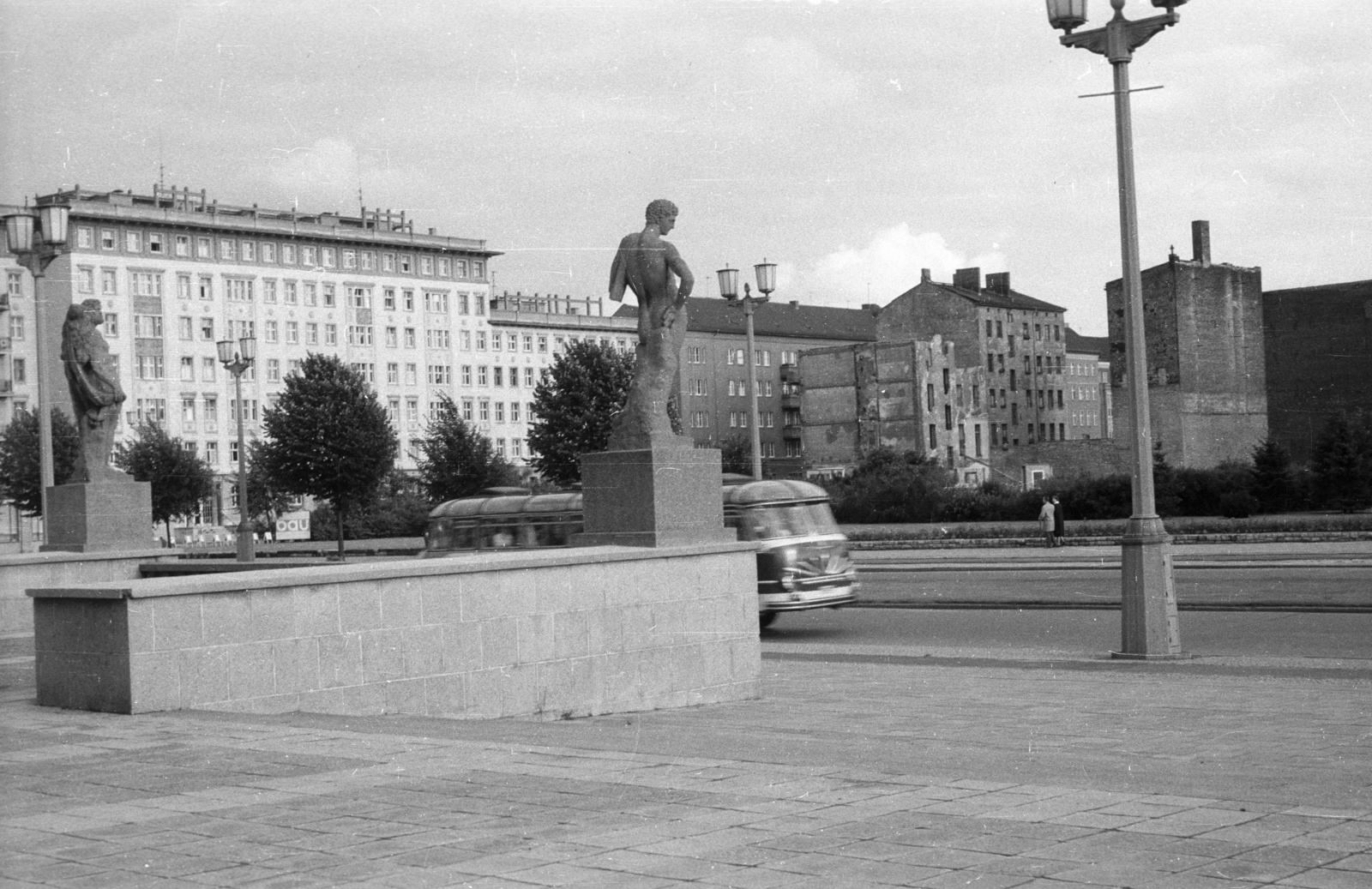 Germany, Berlin, Kelet-Berlin, Karl-Marx-Allee a Deutsche Sporthalle előtt, balra a Koppenstrasse., 1962, Nagy Gyula, bus, GDR, East-Berlin, Fortepan #50929