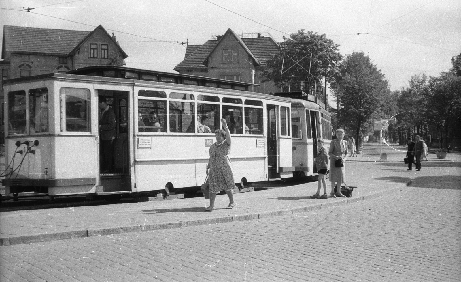 Germany, Rostock, Konrad Adenauer (Bahnhofsvor) Platz a pályaudvar előtt., 1962, Nagy Gyula, tram, wave, GDR, tram stop, public transport, public transport line number, Fortepan #50934