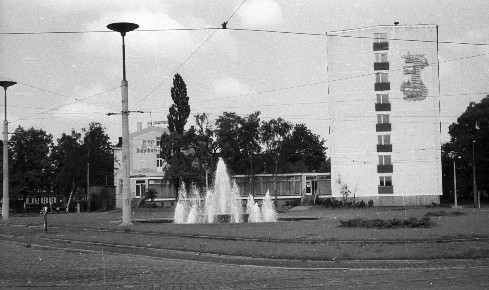 Germany, Rostock, Konrad Adenauer (Bahnhofsvor) Platz a pályaudvar előtt, szemben a Bahnhof Hotel., 1962, Nagy Gyula, fountain, hotel, GDR, Fortepan #50942