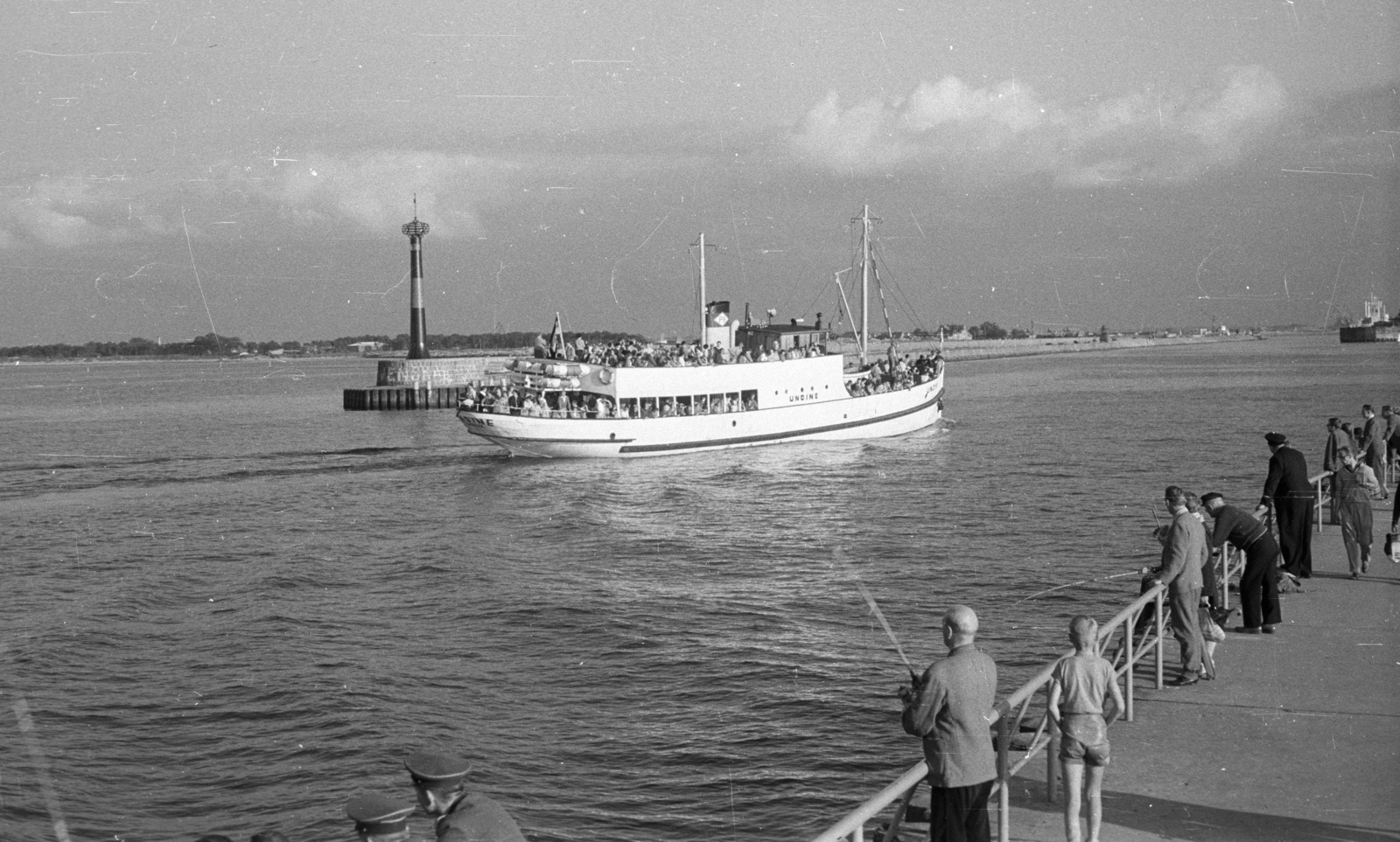 Germany, Rostock,Warnemünde, a kikötő bejárata, Undine személyszállító hajó., 1962, Nagy Gyula, ship, GDR, Undine-ship, Fortepan #50945