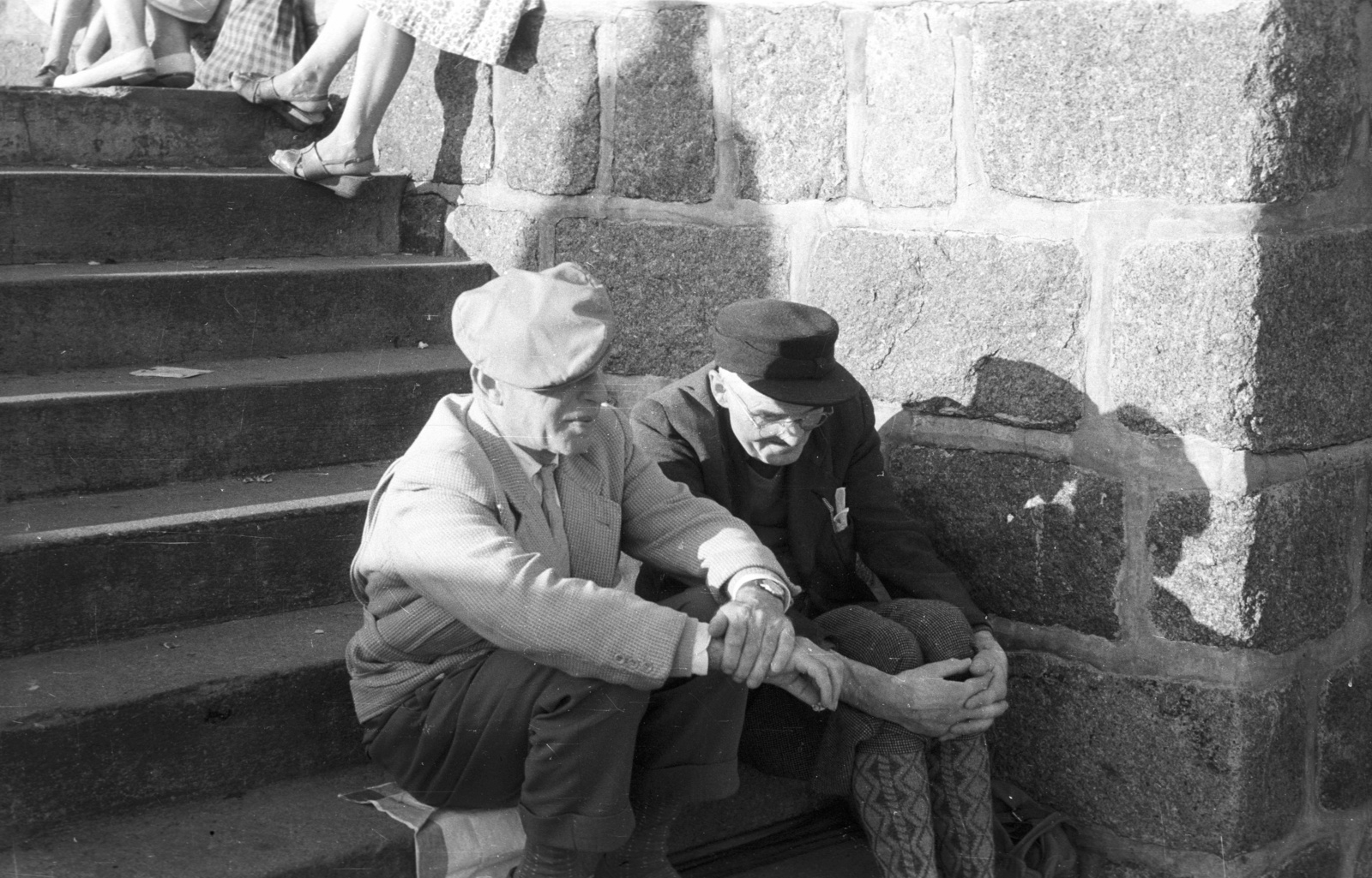Germany, Warnemünde, Rostock, 1962, Nagy Gyula, GDR, sitting with hands on knees, sitting on stairs, Fortepan #50946