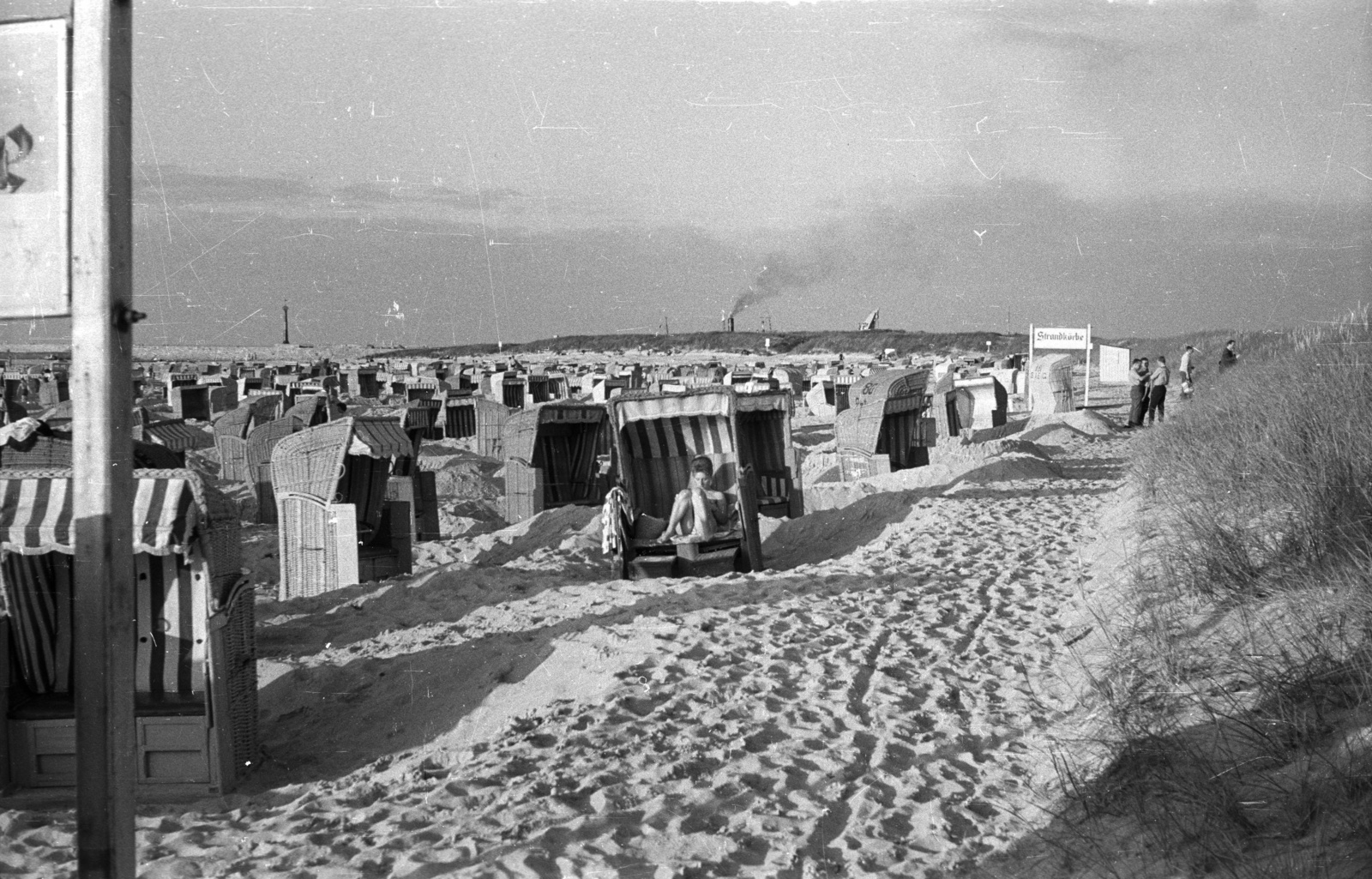 Germany, Warnemünde, Rostock, Strand., 1962, Nagy Gyula, beach, GDR, windbreak cab, Fortepan #50948