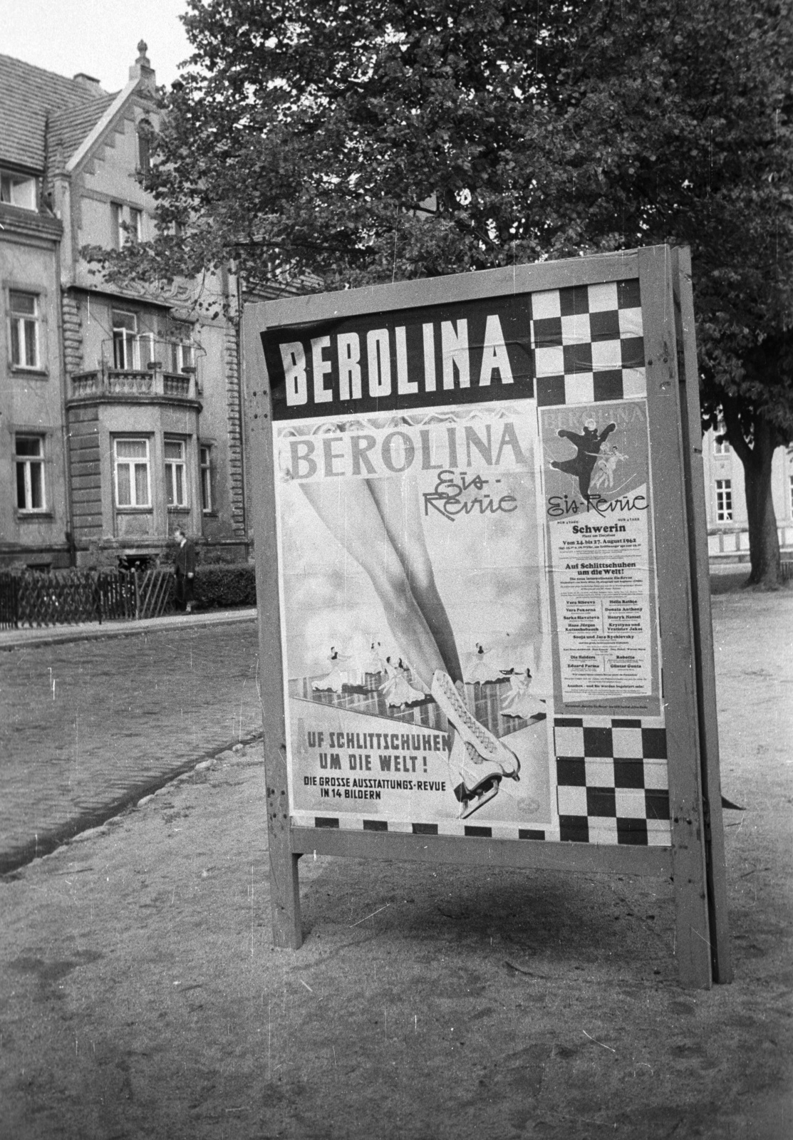 Germany, Schwerin, Graf-Schack-Allee a Geschwister-Scholl-Strasse felé nézve., 1962, Nagy Gyula, poster, GDR, german text, Fortepan #50981