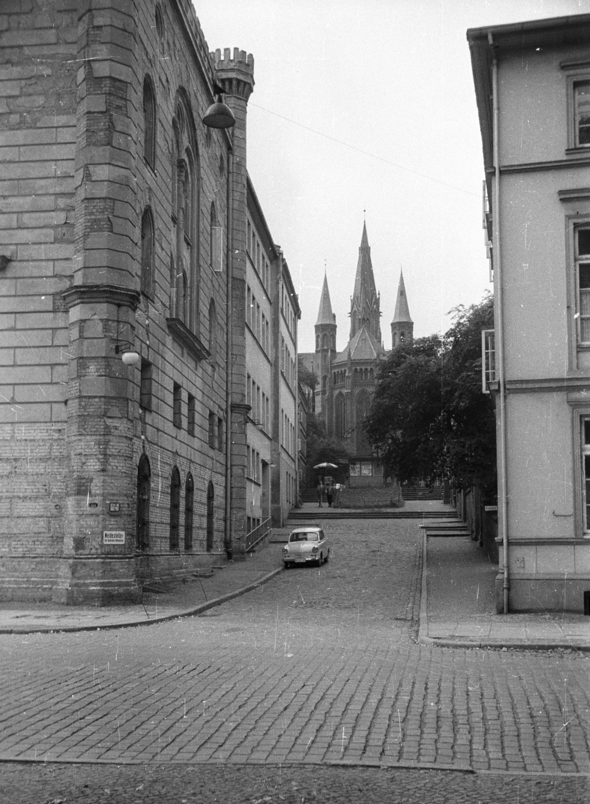Germany, Schwerin, Alexandrinenstrasse a Pfaffenteich partjánál, szemben a Paulskirche., 1962, Nagy Gyula, church, German brand, Trabant-brand, street view, GDR, cobblestones, Fortepan #50984