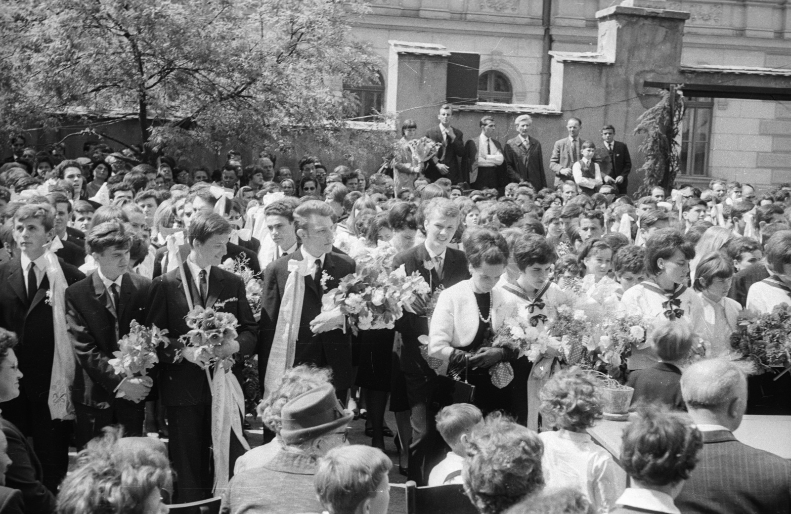Hungary, Veszprém, Lovassy László (egykor Piarista) gimnázium udvara, ballagás., 1966, Nagy Gyula, festive, high school, graduation, bouquet, Fortepan #50998