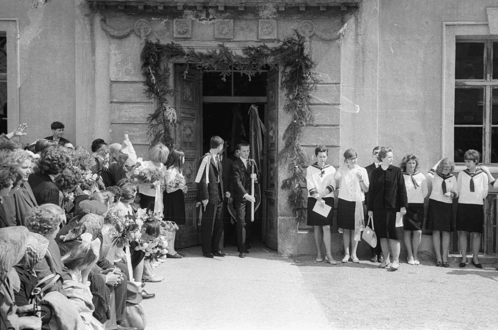 Hungary, Veszprém, Lovassy László (egykor Piarista) gimnázium udvara, ballagás., 1966, Nagy Gyula, festive, high school, graduation, bouquet, Fortepan #50999