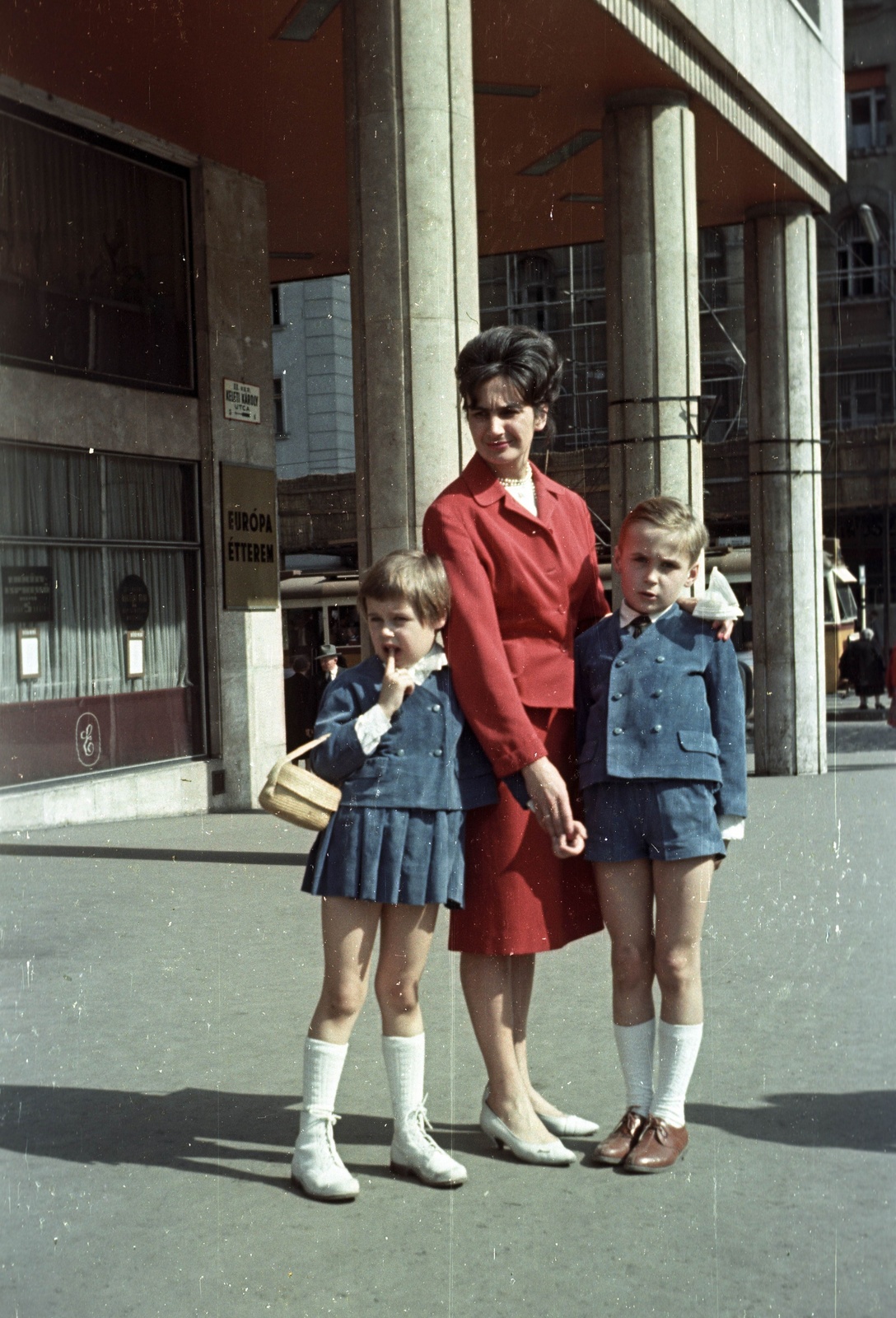 Magyarország, Budapest II., Keleti Károly utca - Margit körút (Mártírok útja) saroképülete, a felvétel az Európa étterem előtt készül., 1961, Nagy Gyula, divat, színes, kislány, kisfiú, ünneplő ruha, hajviselet, anya, Budapest, Fortepan #51002