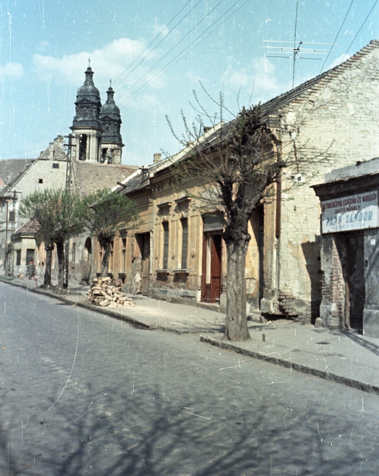 Hungary, Pápa, Korvin utca a Fő tér felé nézve, háttérben a Nagytemplom., 1961, Nagy Gyula, colorful, street view, aerial, artisan, Fortepan #51004