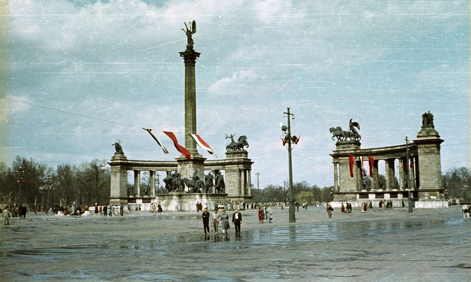 Hungary, Budapest XIV., Hősök tere., 1961, Nagy Gyula, colorful, flag, monument, square, genre painting, lamp post, horse sculpture, Budapest, sculptural group, Árpád-portrayal, Archangel Gabriel-portrayal, Fortepan #51012