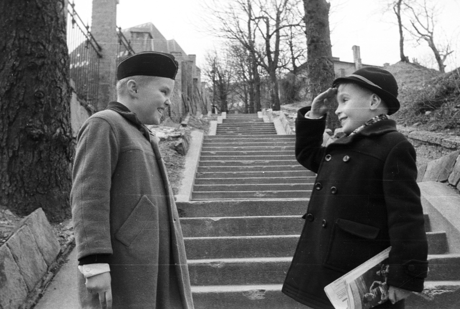 Hungary, Budapest I., a Linzi lépcső a Szabó Ilonka utcától a Vár felé nézve., 1961, Nagy Gyula, hat, stairs, newspaper, salute, posture, boys, double portrait, Budapest, Fortepan #51014