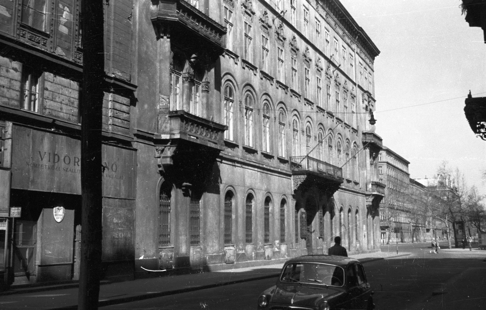 Hungary, Budapest V., Nádor utca az Arany János utca felől nézve. Középen a Nádor utca 22. (Oswald-ház, Gruber-ház)., 1961, Nagy Gyula, sign-board, street view, Frigyes Feszl-design, automobile, Budapest, Fortepan #51016