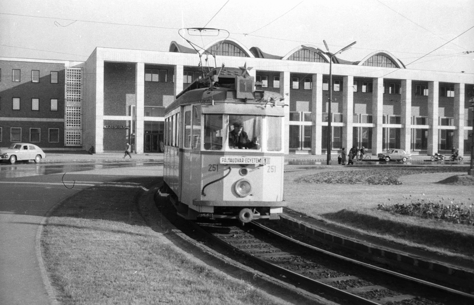 Hungary, Debrecen, Petőfi tér, Nagyállomás., 1961, Nagy Gyula, tram, lamp post, train station, Red Star, train station, automobile, neon lights, destination sign, László Kelemen-design, public transport line number, Fortepan #51018