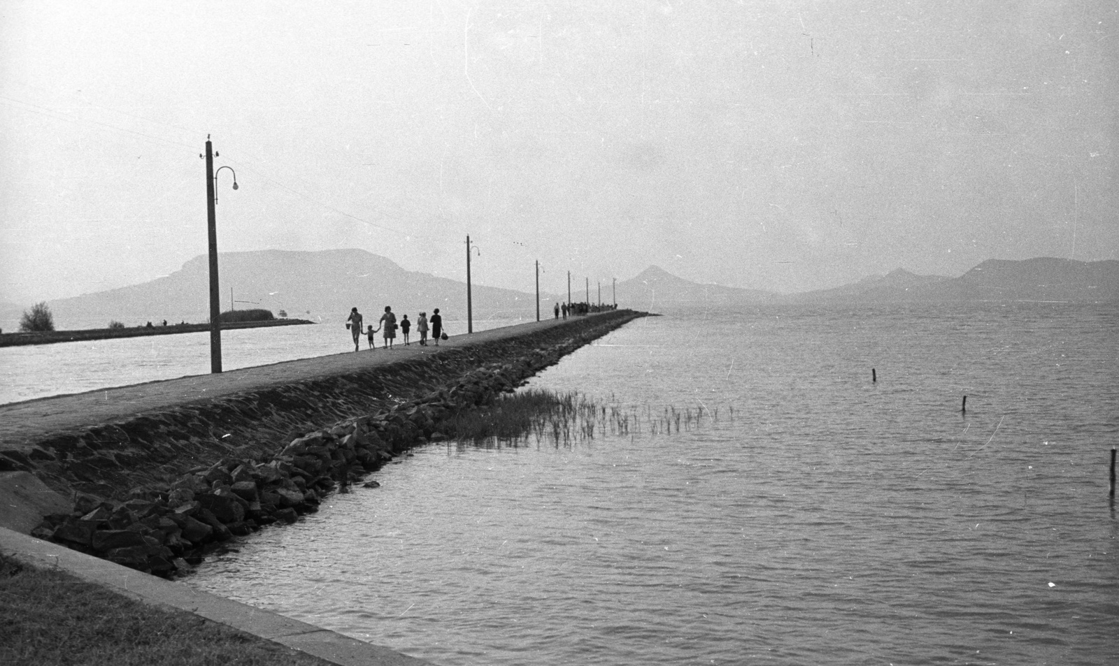 Hungary,Lake Balaton, Fonyód, móló., 1961, Nagy Gyula, genre painting, lamp post, pier, Fortepan #51026