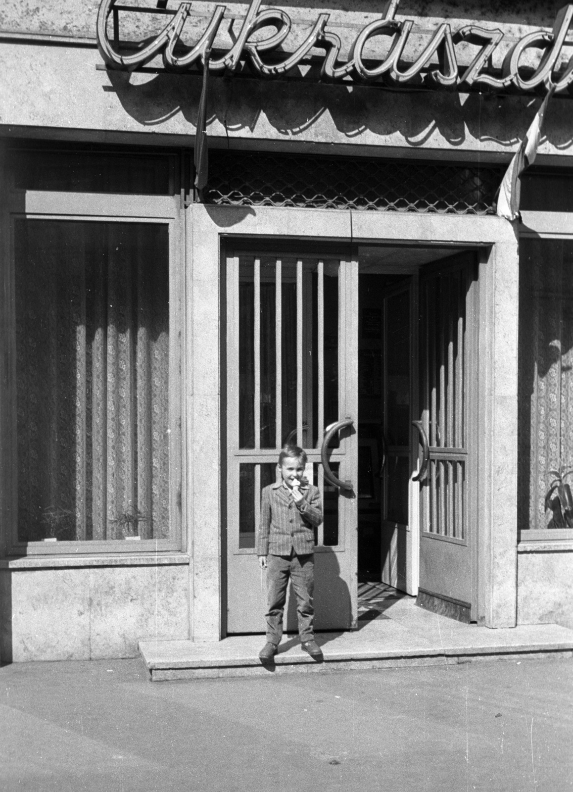 Hungary, Szeged, Mérey utca., 1961, Nagy Gyula, pastry shop, kid, Fortepan #51039