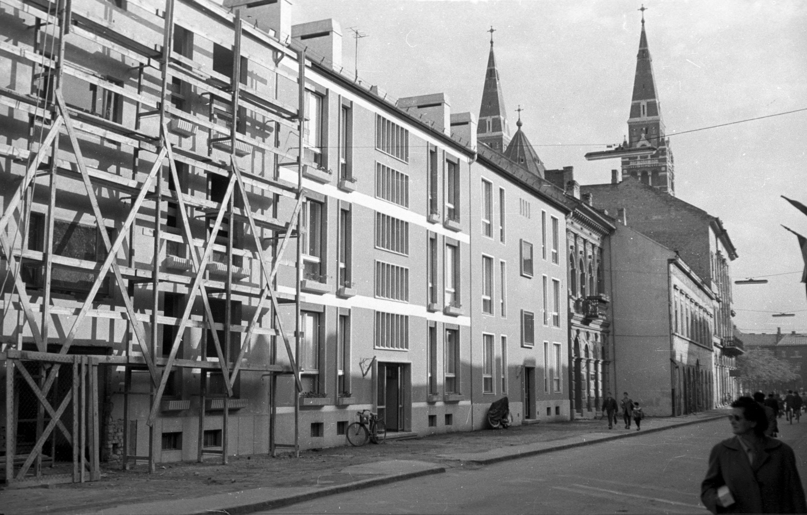 Hungary, Szeged, Oskola utca a Dóm tér felé nézve, háttérben a Fogadalmi templom tornyai., 1961, Nagy Gyula, street view, scaffolding, Fortepan #51046