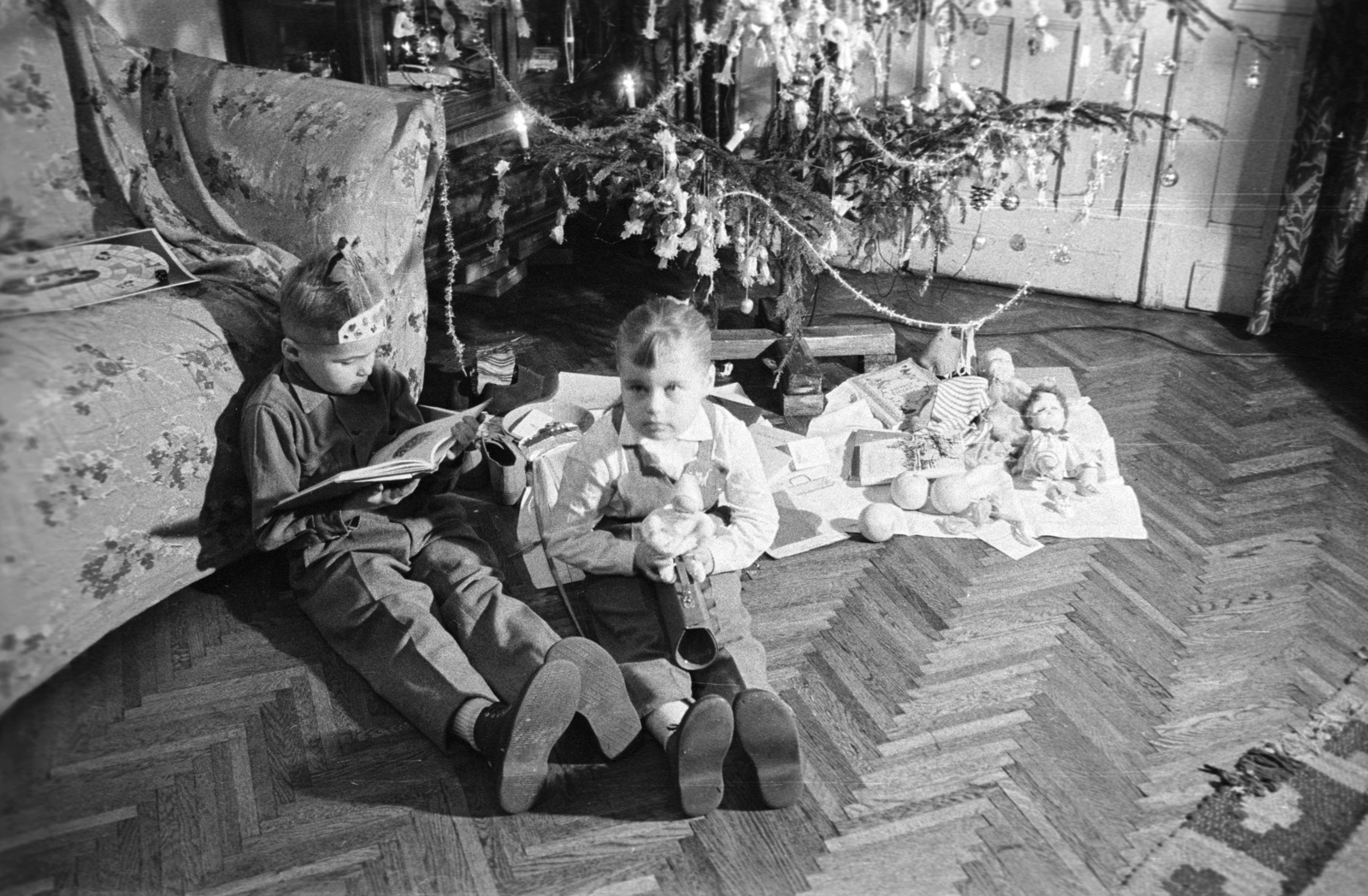 1961, Nagy Gyula, Christmas, book, christmas tree, interior, toy, kid, parquet floor, Fortepan #51048