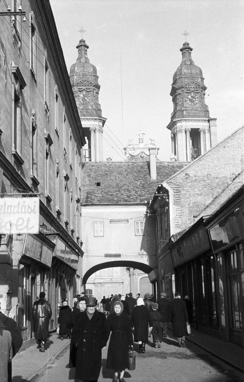 Hungary, Pápa, Kossuth Lajos utca, háttérben a Nagytemplom., 1961, Nagy Gyula, Fortepan #51060