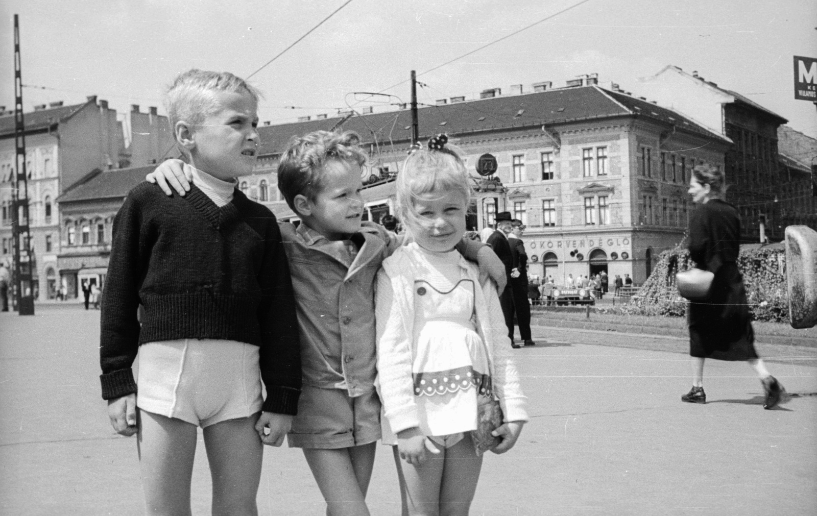 Hungary, Budapest VIII.,Budapest VII., Baross tér, háttérben a Thököly út - Nefelejcs utca sarkán a Fehér Ökör vendéglő., 1960, Nagy Gyula, hospitality, tableau, genre painting, tram, kids, tram stop, trash can, Budapest, arms around shoulders, public transport line number, Fortepan #51063