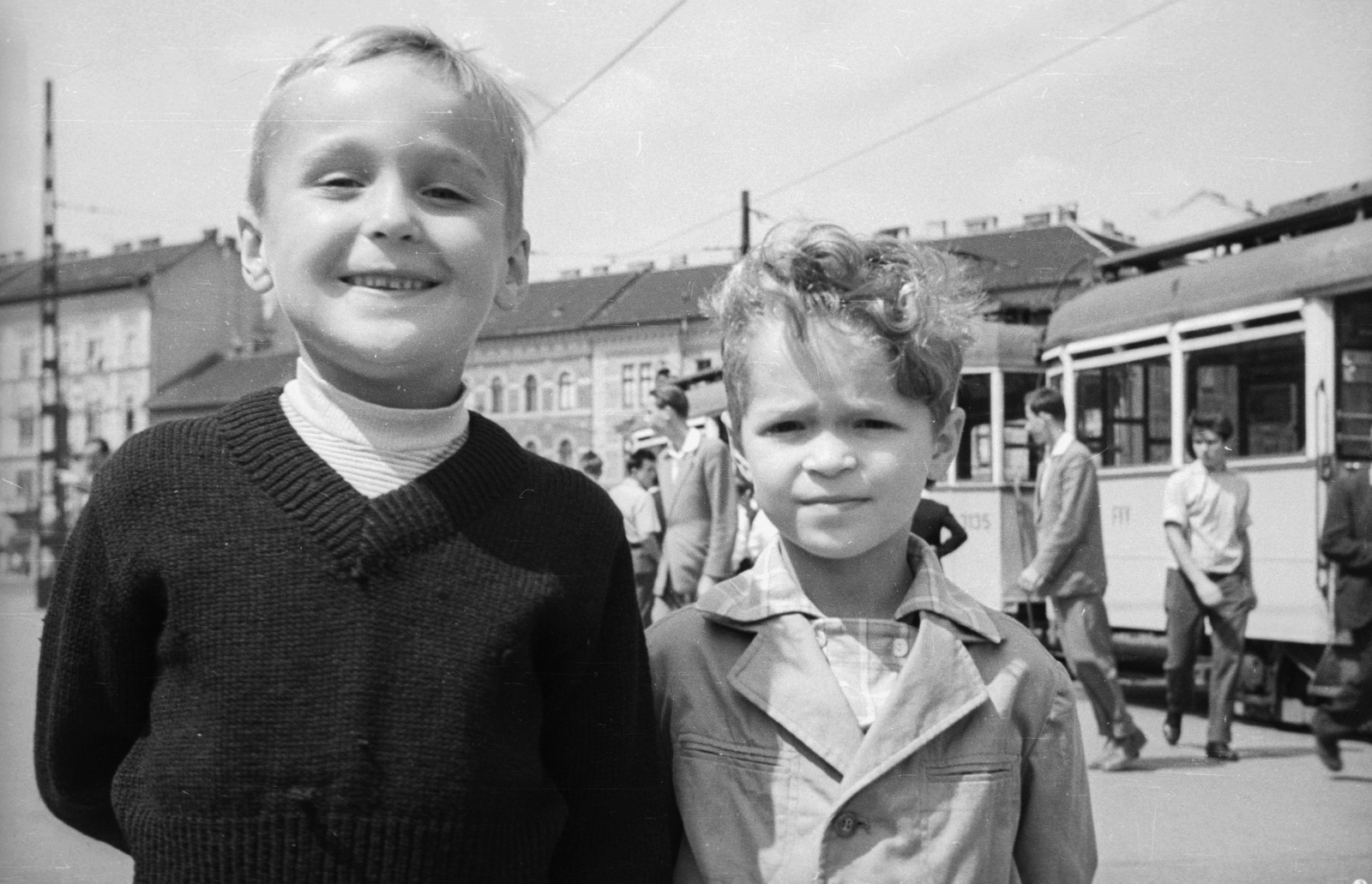 Hungary, Budapest VIII.,Budapest VII., Baross tér, háttérben a Thököly út házai., 1960, Nagy Gyula, tram, kids, boys, double portrait, Budapest, FVV-organisation, Fortepan #51064