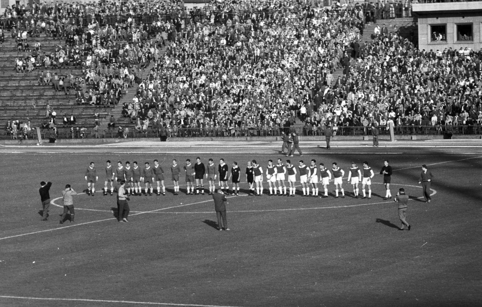 Hungary, Népstadion, Budapest XIV., a felvétel 1960. szeptember 25-én, a Ferencváros (balra) - Újpesti Dózsa (jobbra) labdarúgó-mérkőzésen készült., 1960, Nagy Gyula, football, stadium, Budapest, Fortepan #51068