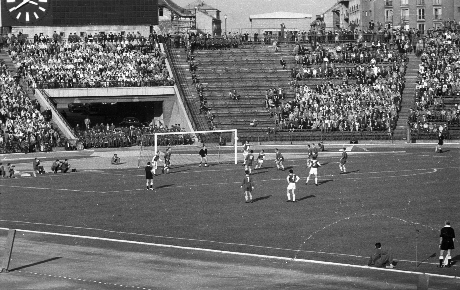 Hungary, Népstadion, Budapest XIV., a felvétel 1960. szeptember 25-én, a Ferencváros - Újpesti Dózsa (2:0) labdarúgó-mérkőzésen készült., 1960, Nagy Gyula, football, stadium, Budapest, Fortepan #51069