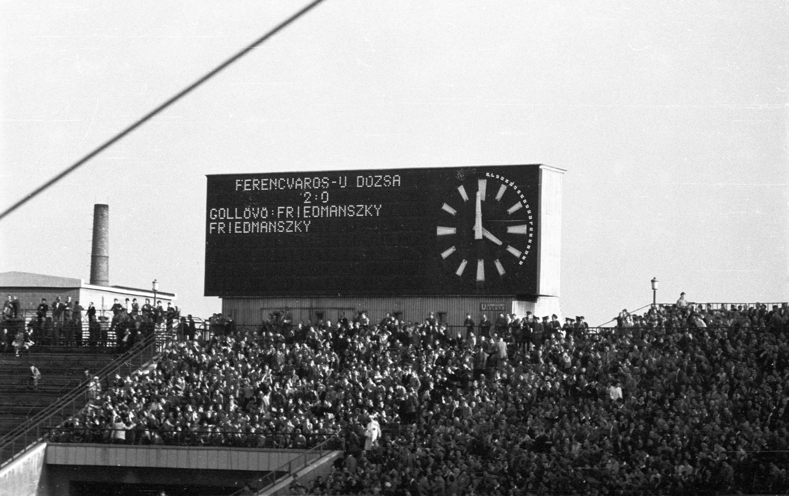 Hungary, Népstadion, Budapest XIV., a felvétel 1960. szeptember 25-én, a Ferencváros - Újpesti Dózsa (2:0) labdarúgó-mérkőzésen készült., 1960, Nagy Gyula, football, watch, audience, stadium, scoreboard, Budapest, Fortepan #51071