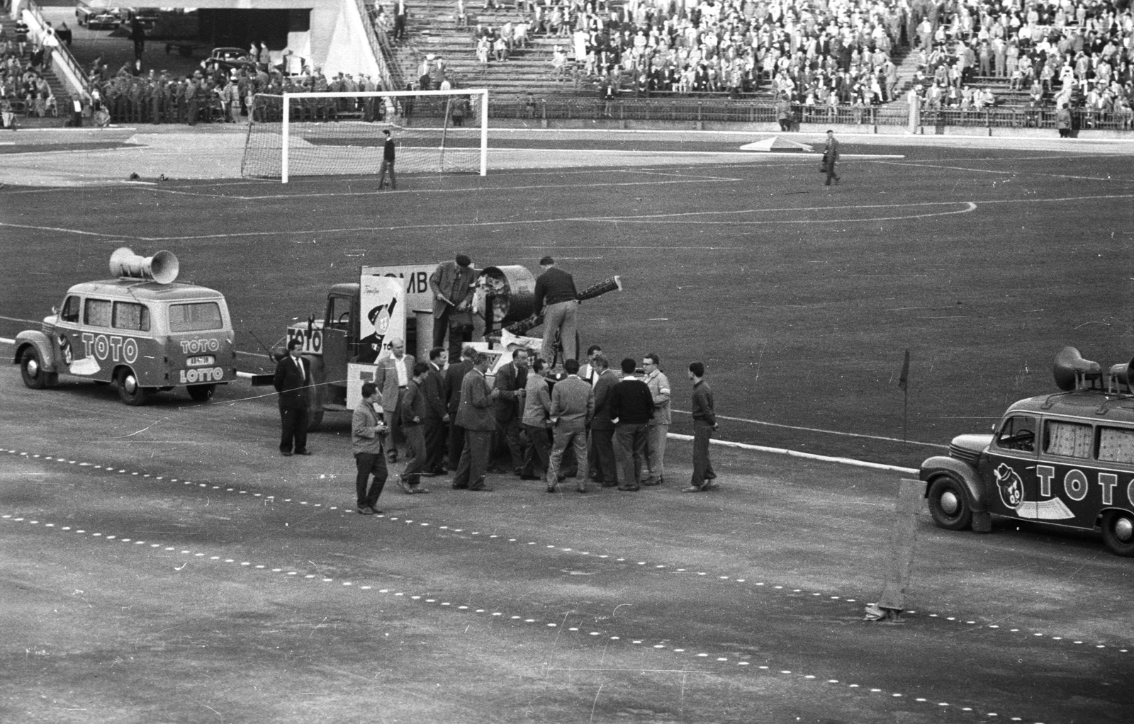 Hungary, Népstadion, Budapest XIV., ajándéksorsolás a Ferencváros - Újpesti Dózsa labdarúgó-mérkőzés szünetében. A felvétel 1960. szeptember 25-én készült., 1960, Nagy Gyula, ad, commercial vehicle, speaker, number plate, Framo-brand, Budapest, Fortepan #51073