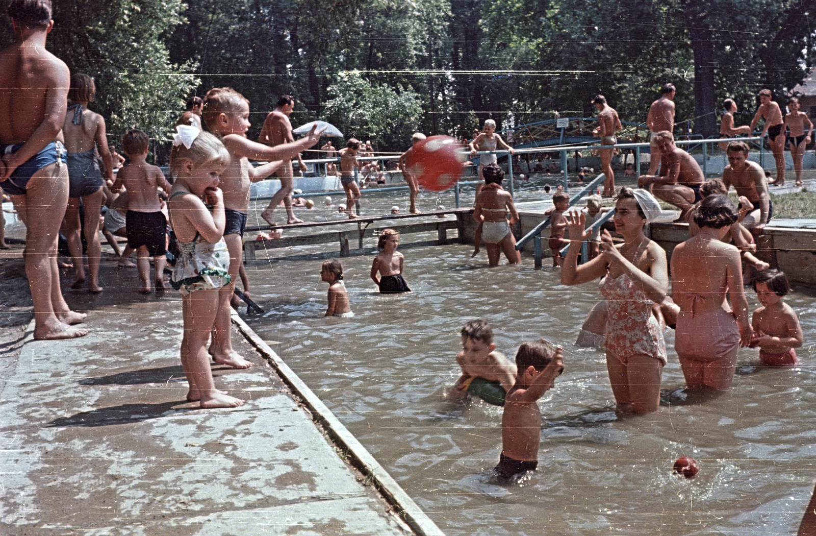 Hungary, Budapest III., Római Strandfürdő., 1960, Nagy Gyula, beach, bathing suit, colorful, bathing, genre painting, beach ball, Budapest, Fortepan #51080