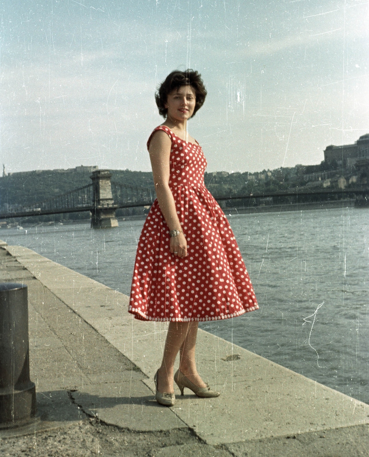 Hungary, Budapest V., pesti alsó rakpart a Széchenyi Lánchíd felé nézve., 1960, Nagy Gyula, portrait, colorful, summer, lady, bracelet, Budapest, suspension bridge, high heels, summer dresses, William Tierney Clark-design, Fortepan #51085