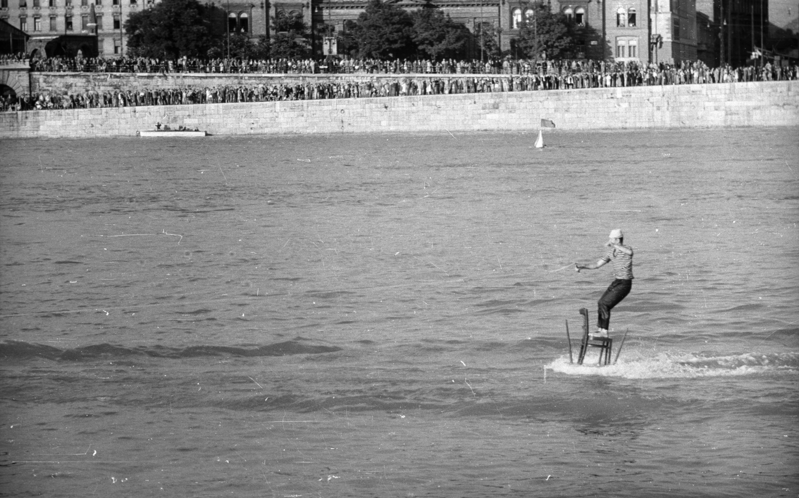 Hungary, Budapest IX., vízisí bemutató, háttérben a Sóház épülete a Fővám (Dimitrov) téren., 1960, Nagy Gyula, chair, Budapest, standing on a chair, Fortepan #51088