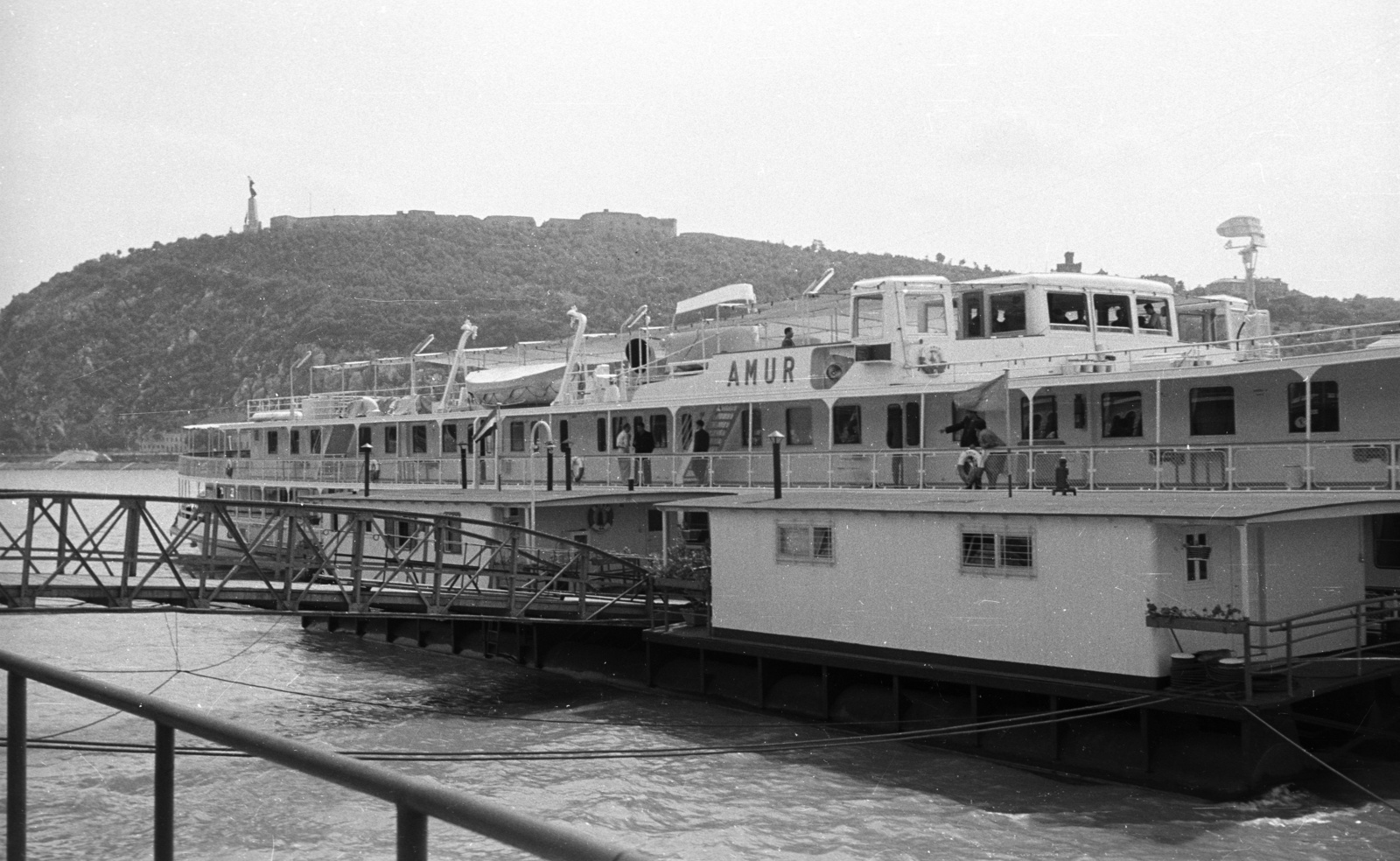 Hungary, Budapest V., a szovjet Amur szállodahajó a Vigadó térnél, háttérben a Gellért-hegy., 1960, Nagy Gyula, ship, freedom, monument, Amur ship, Budapest, Fortepan #51093