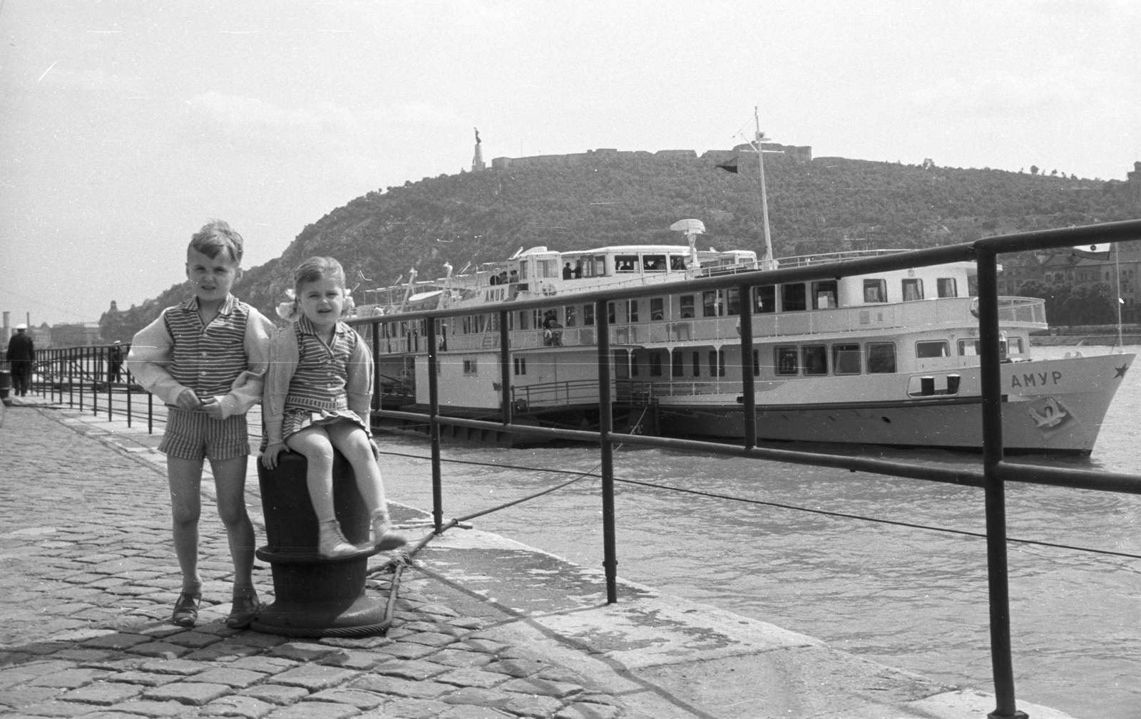 Hungary, Budapest V., a szovjet Amur szállodahajó a Vigadó térnél, háttérben a Gellért-hegy., 1960, Nagy Gyula, ship, freedom, railing, monument, kids, double portrait, mooring bollard, Amur ship, Budapest, Cyrillic alphabet, Fortepan #51095