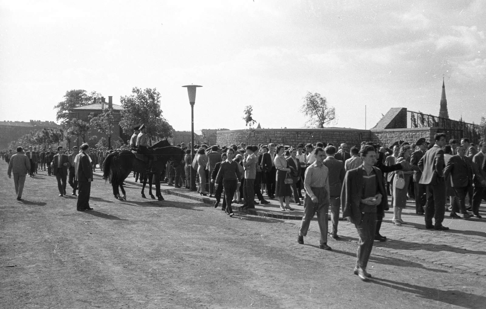 Magyarország, Budapest XIV., Stefánia (Vorosilov) út, háttérben a Népstadion kerítése és pénztárai., 1960, Nagy Gyula, tömeg, utcakép, életkép, lámpaoszlop, lovasrendőr, Budapest, Fortepan #51098