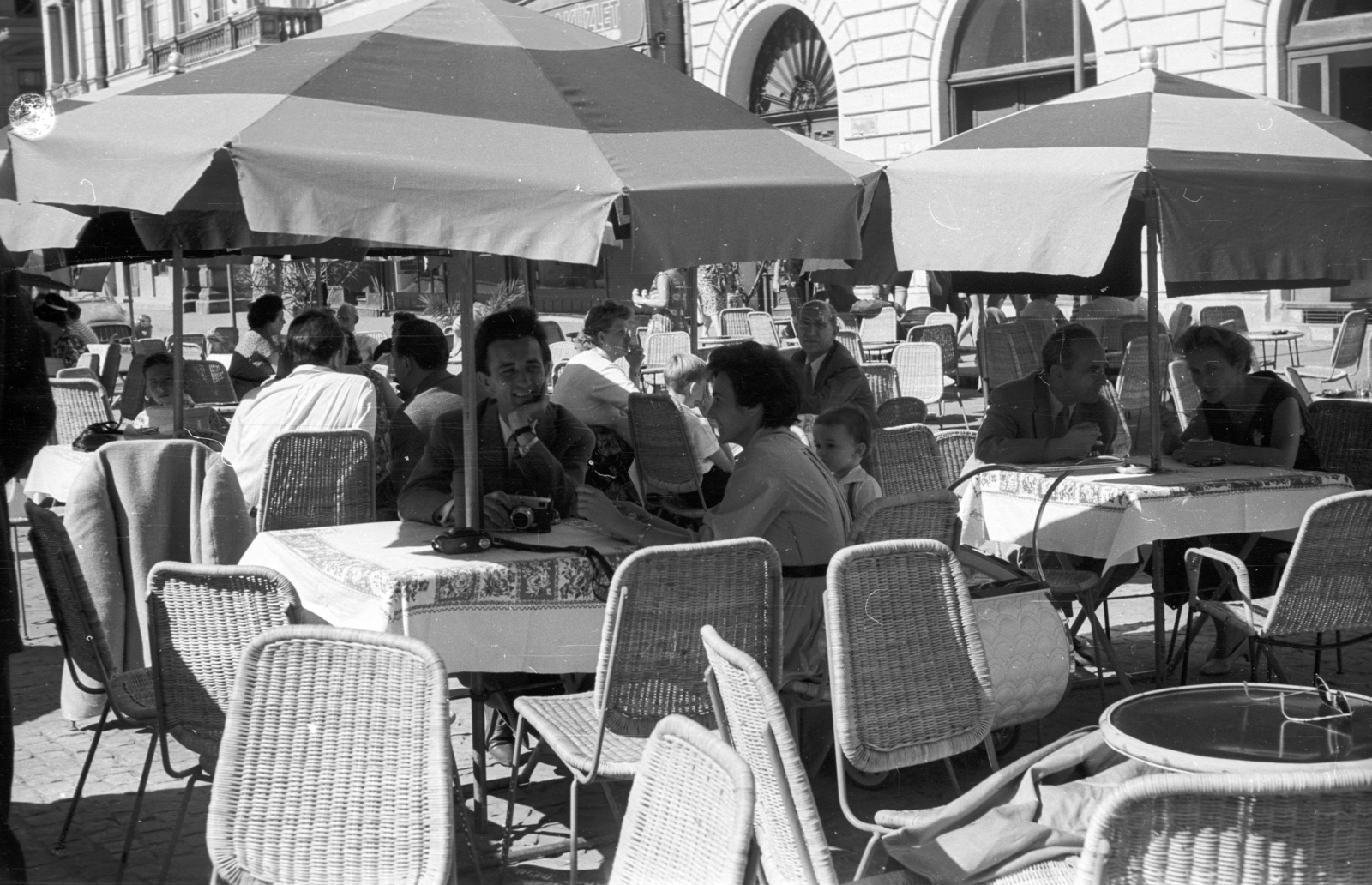 Hungary, Szeged, Klauzál tér, a Virág cukrászda terasza., 1960, Nagy Gyula, sunshades, Fortepan #51104