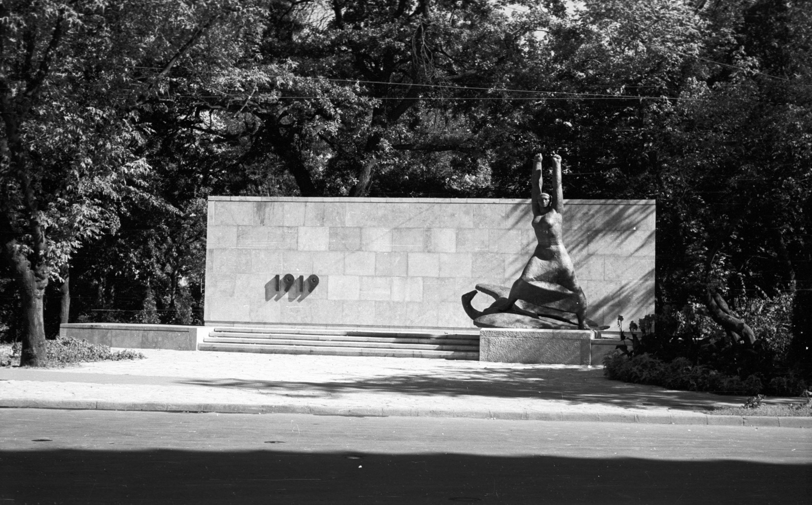 Hungary, Szeged, Stefánia (Tanácsköztársaság útja), Tanácsköztársasági emlékmű (Segesdi György, Dávid Károly 1960.)., 1960, Nagy Gyula, monument, sculptural group, Fortepan #51106