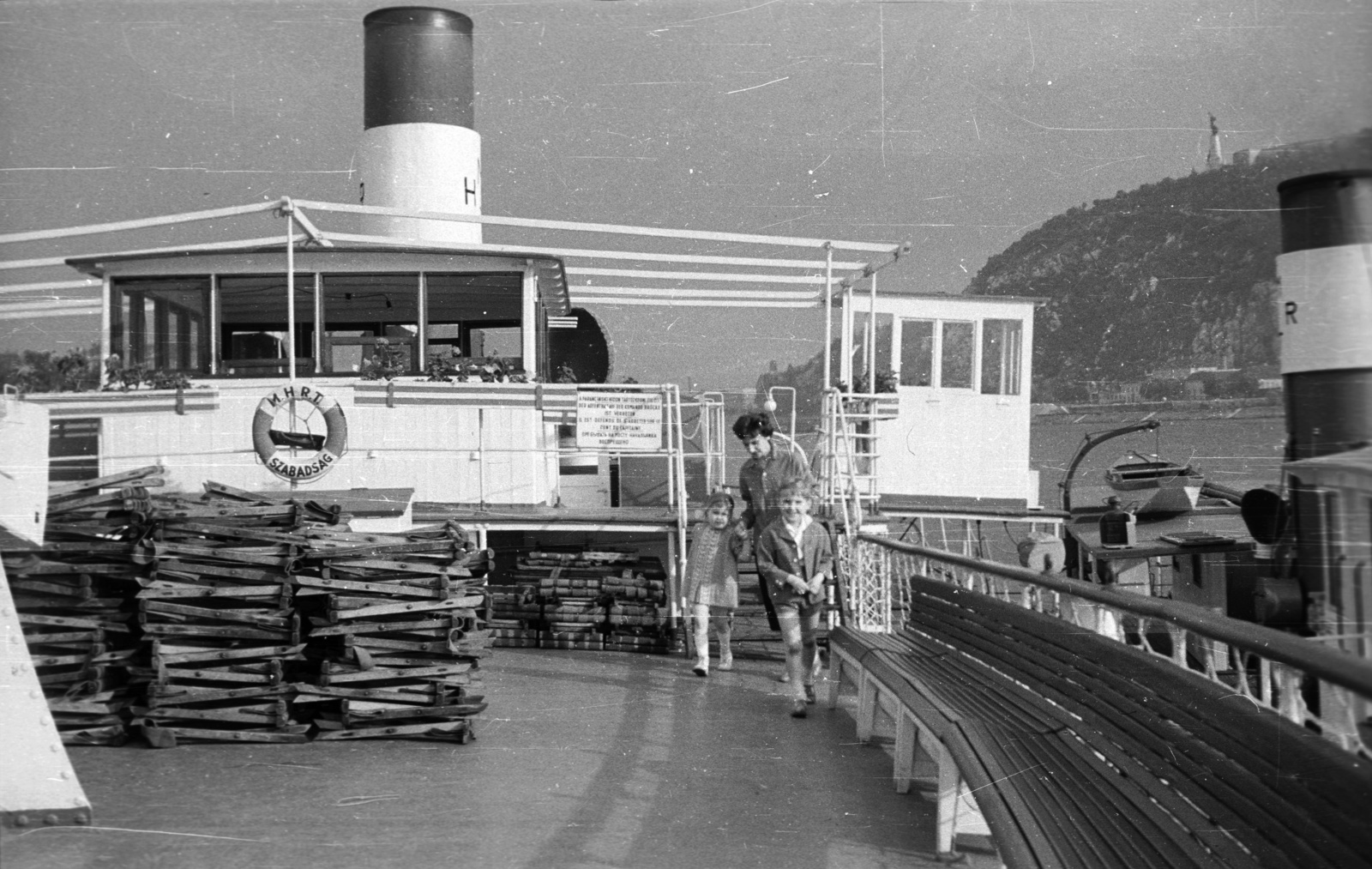 Hungary, Budapest, a Szabadság gőzhajó fedélzete, háttérben a Gellért-hegy., 1960, Nagy Gyula, ship, lifebelt, steamboat, Szabadság/Zsófia/Princess Zsófia ship, Fortepan #51108