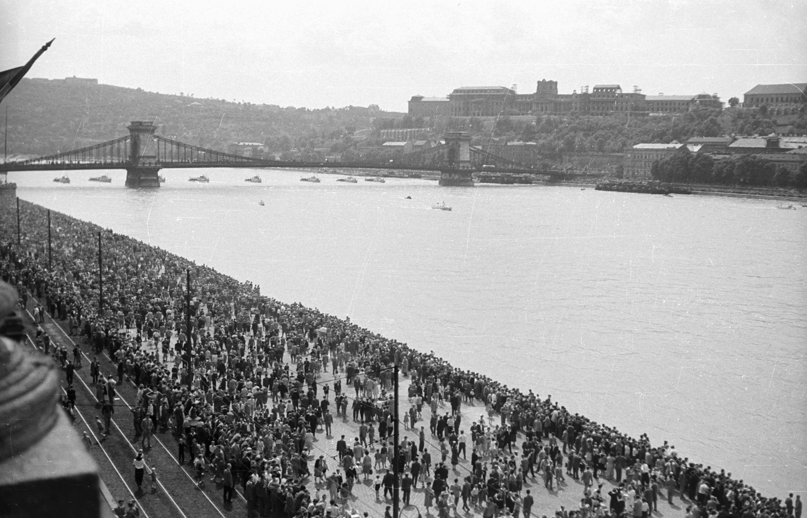 Hungary, Budapest V., augusztus 20-i vízi és légiparádé a Széchenyi rakparttól nézve, háttérben a Széchenyi Lánchíd és a budai Vár., 1960, Nagy Gyula, mass, rails, Budapest, suspension bridge, William Tierney Clark-design, Fortepan #51111