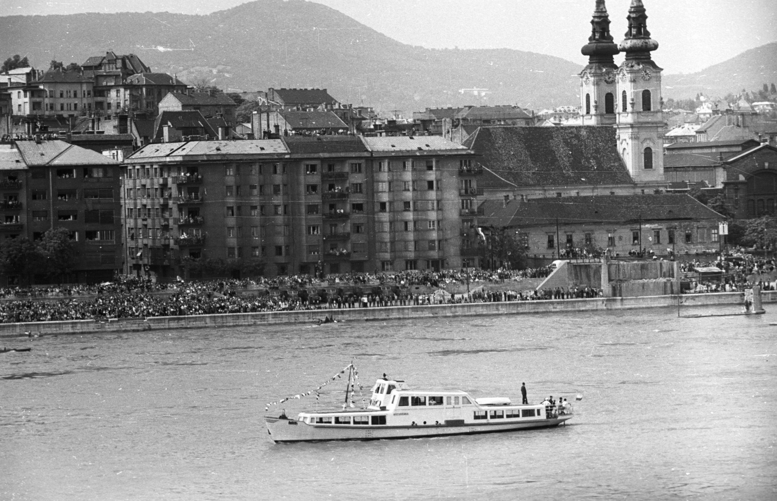 Hungary, Budapest I., augusztus 20-i vízi és légiparádé a Széchenyi rakparttól nézve, a Bem rakpart házai., 1960, Nagy Gyula, ship, Hófehérke/XXXI./Margitsziget ship, Budapest, Fortepan #51116