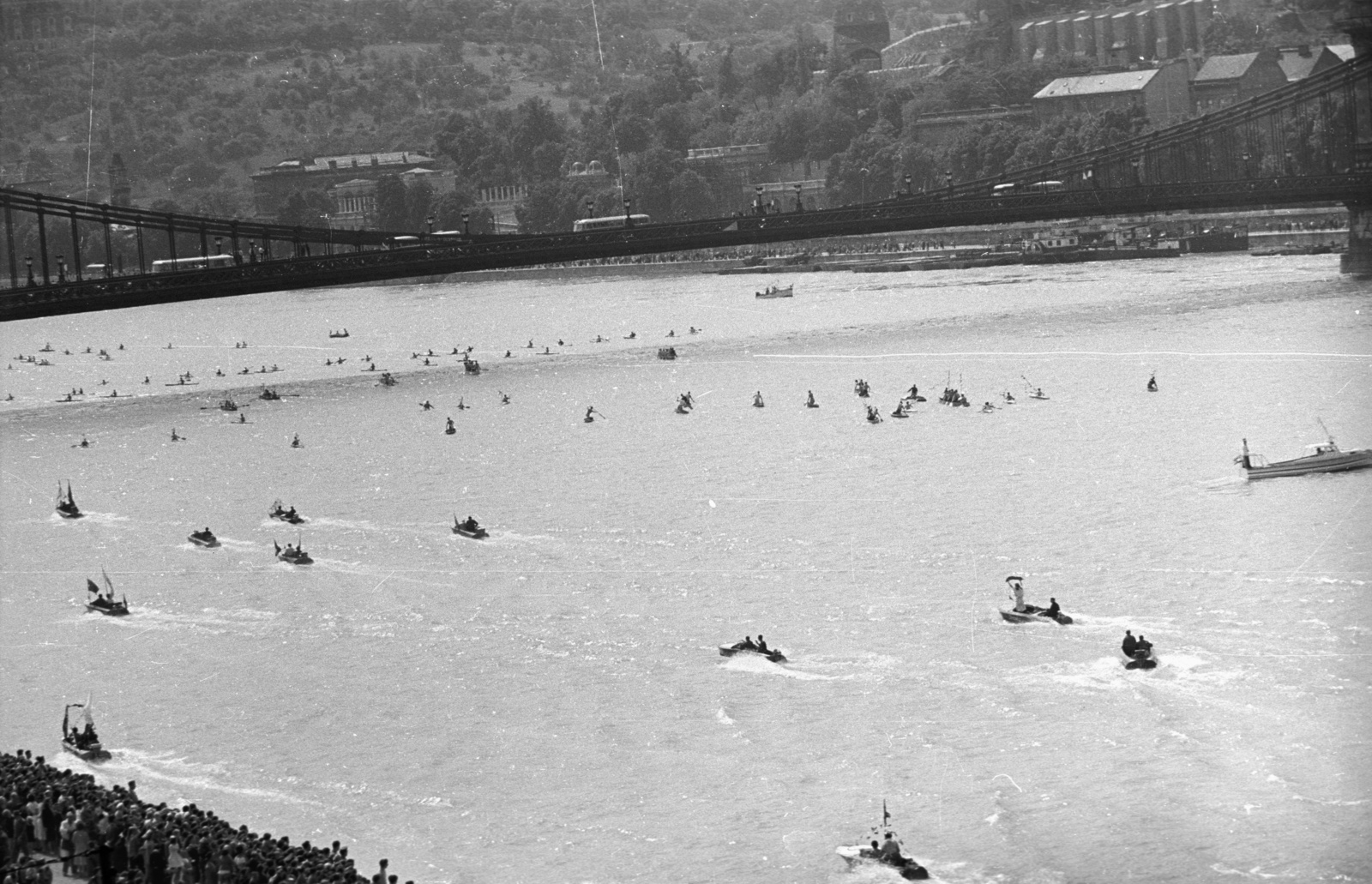 Hungary, Budapest V.,Budapest I., augusztus 20-i vízi és légiparádé a Széchenyi rakparttól nézve a Széchenyi Lánchídnál., 1960, Nagy Gyula, motorboat, Budapest, suspension bridge, William Tierney Clark-design, Fortepan #51118