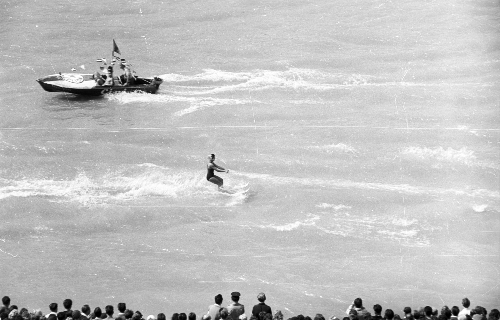 Hungary, Budapest V., augusztus 20-i vízi és légiparádé a Széchenyi rakparttól nézve, vízisí bemutató., 1960, Nagy Gyula, motorboat, Budapest, Fortepan #51119